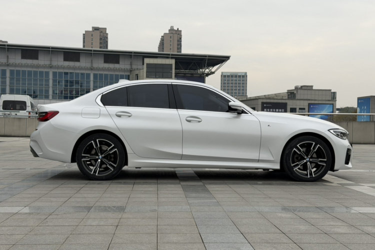 宝马3系 2022款 325i M运动套装车身外观6007
