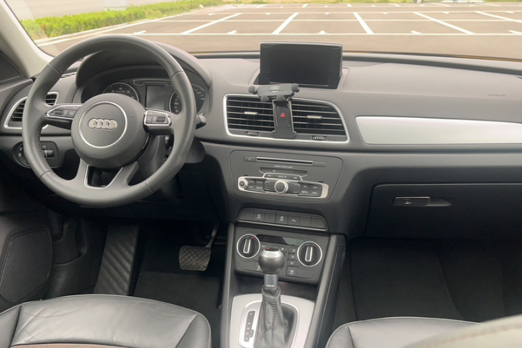 奥迪Q3 2018款 30周年年型 30 TFSI 时尚型中控内饰7002