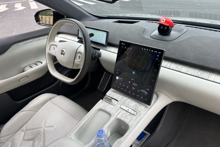 蔚来ET7 2022款 100kWh 首发版中控内饰7004