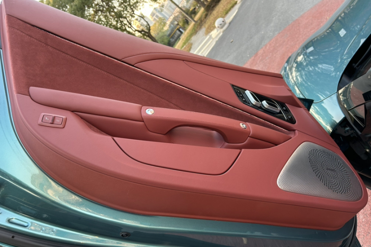 名爵 MG Cyberster 2026款 520km 传奇四驱版中控内饰7014