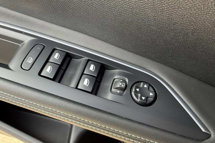 标致4008 2021款 360THP 科技版中控内饰7003