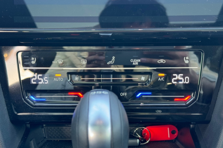 一汽-大众CC 2024款 380TSI 夺目版中控内饰7006