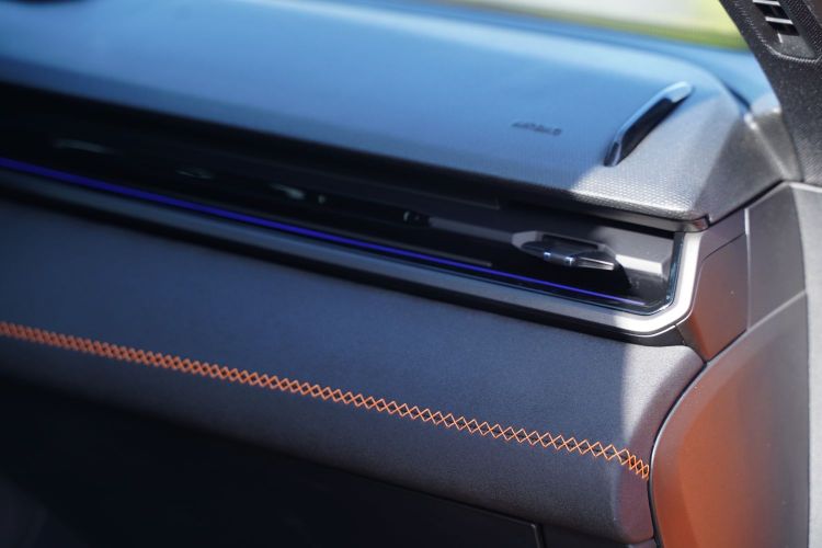 领克03 2025款 2.0TD DCT冠军版Pro中控内饰7003