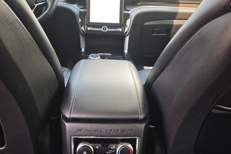 福特 探险者 2020款 EcoBoost 285 四驱钛金版 6座中控内饰7011