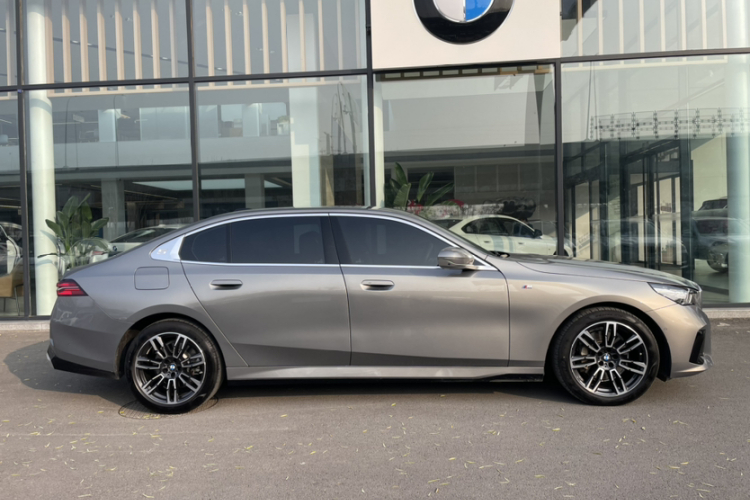 宝马5系 2024款 530Li 领先型 M运动套装车身外观6007