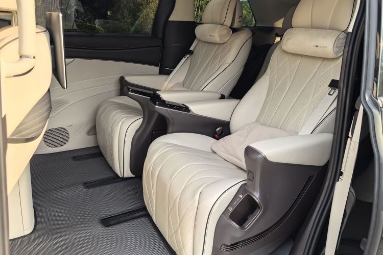 腾势D9 2024款 DM-i 980 四驱旗舰型中控内饰7004