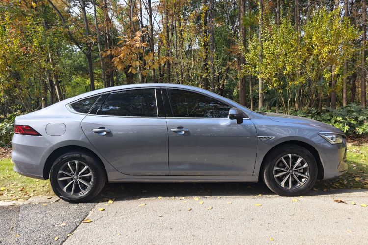 比亚迪 秦PLUS 2024款 荣耀版 DM-i 55KM领先型车身外观6009