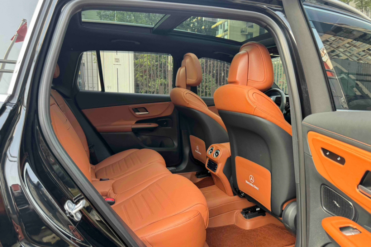 奔驰GLC 2023款 改款 GLC 260 L 4MATIC 豪华型 5座中控内饰7005