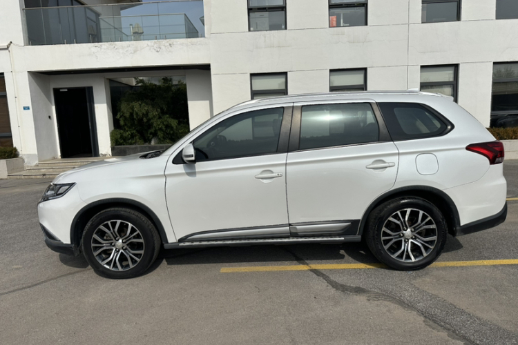 三菱 欧蓝德 2018款 2.0L 两驱荣耀版 5座车身外观6006