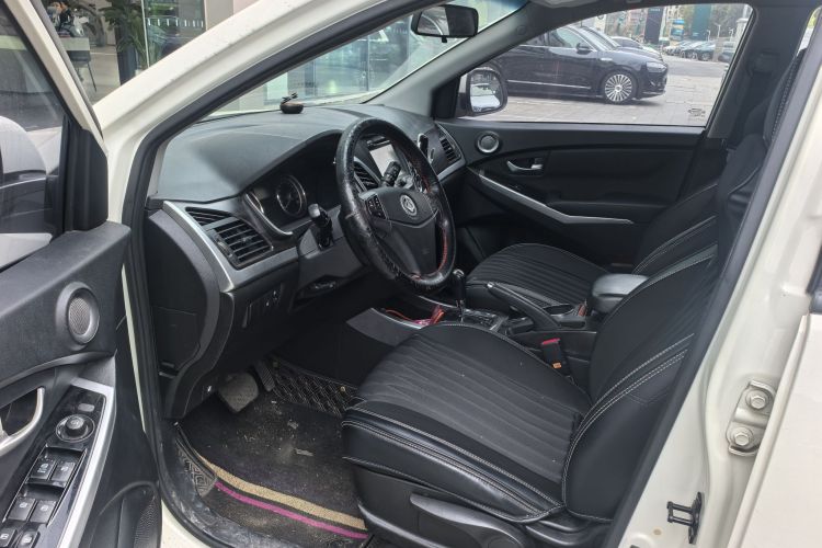 双龙 柯兰多 2014款 2.0L 汽油两驱自动精英导航版中控内饰7002