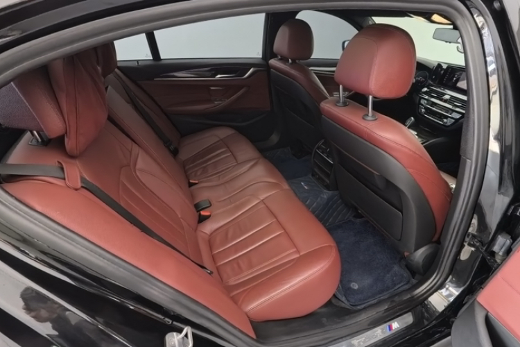 宝马5系 2019款 改款 530Li 领先型 M运动套装中控内饰7003