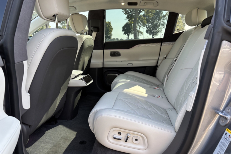 蔚来ET7 2024款 75kWh 行政版中控内饰7004