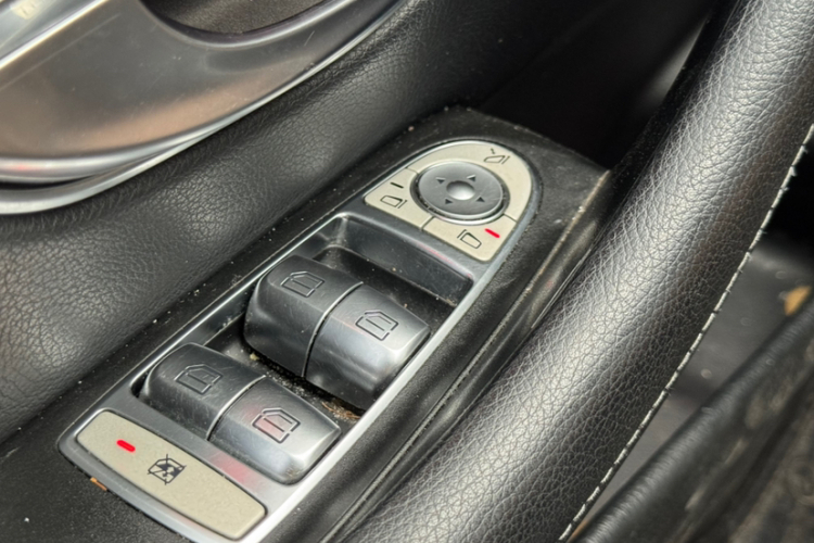 奔驰E级 2020款 E 300 L 运动时尚型中控内饰7001