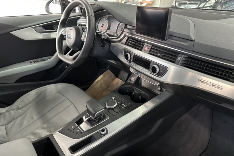 奥迪A4L 2018款 30周年年型 45 TFSI quattro 个性运动版中控内饰7010