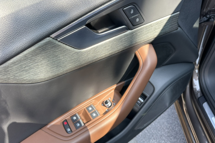 奥迪A4L 2017款 45 TFSI quattro 风尚型中控内饰7009