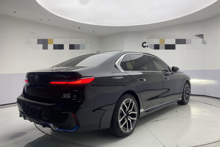 宝马7系 2023款 735Li M运动套装车身外观6005