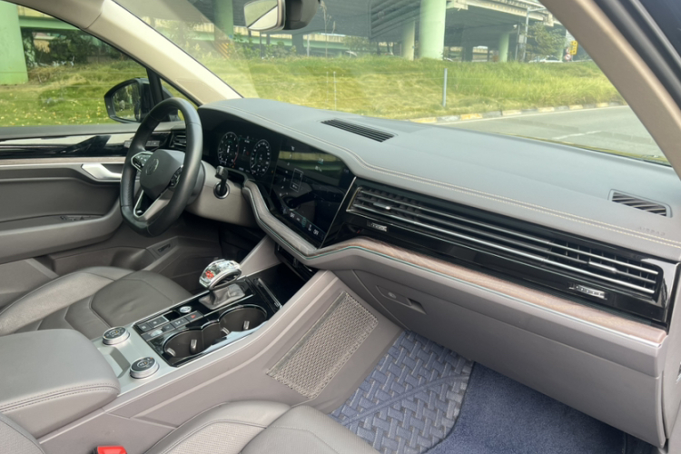 大众 途锐 2022款 3.0TSI 锐享版 曜黑运动套装中控内饰7008