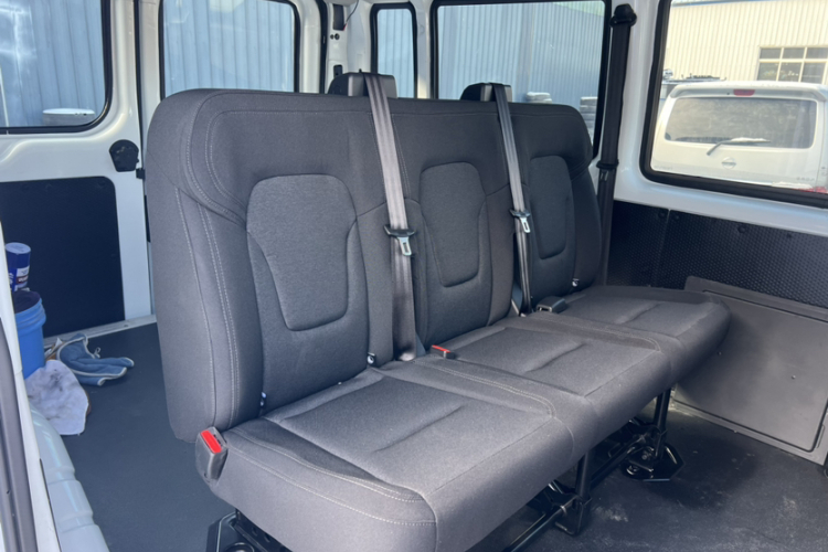 江铃福顺 2023款 2.0T 手动短轴低顶商运型多功能乘用车6座 双开尾门中控内饰7002