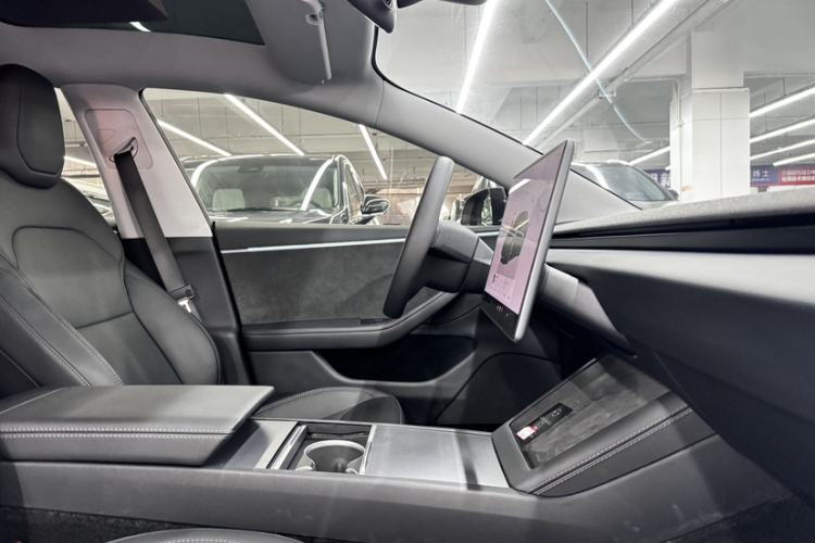 特斯拉 Model 3 2023款 长续航全轮驱动版中控内饰7005