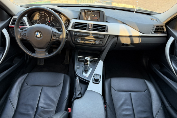 宝马3系 2014款 320i 时尚型局部细节16