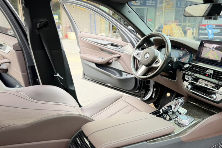 宝马5系 2022款 改款 525Li M运动套装中控内饰7009