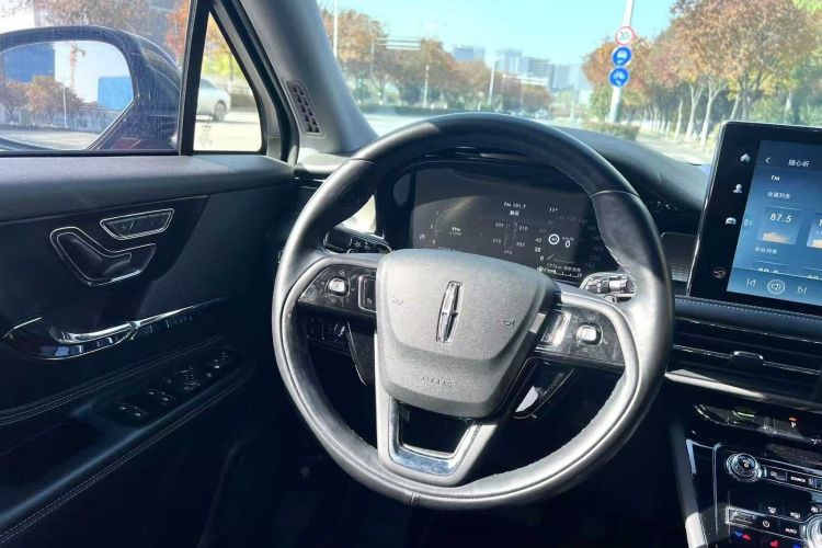 林肯 冒险家 2022款 2.0T 两驱尊雅版中控内饰7008