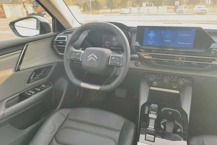 雪铁龙 凡尔赛C5 X 2023款 1.6T 享不凡中控内饰7006