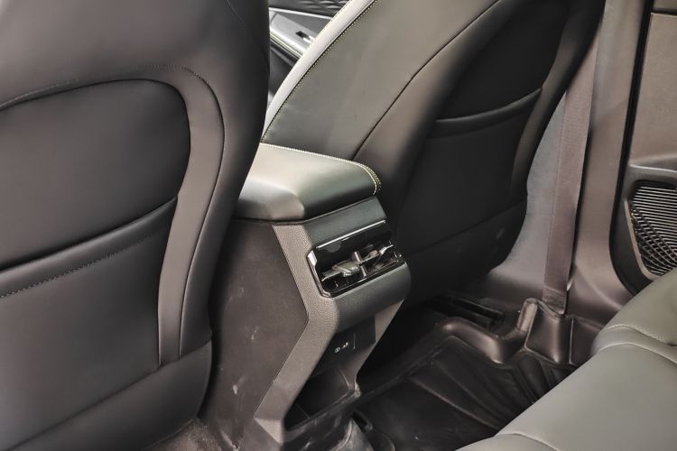 吉利汽车 2025款 缤越L 1.5TD DCT星耀中控内饰7013