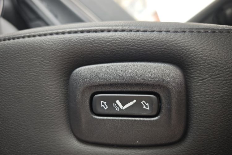 Jeep 指挥官 2018款 2.0T 两驱进享版 国V中控内饰7004