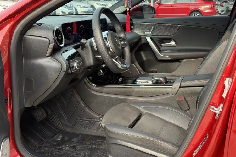 奔驰A级 2019款 改款 A 200 L 运动轿车中控内饰7002