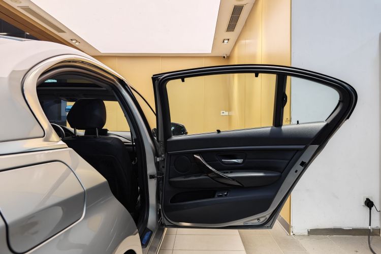 宝马3系 2014款 320Li 豪华设计套装局部细节9004