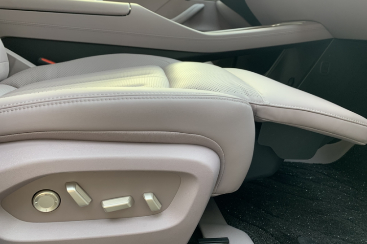 乐道L60 2024款 60kWh 后驱版中控内饰7007