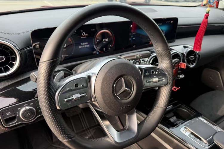 奔驰A级 2019款 改款 A 200 L 运动轿车中控内饰7001