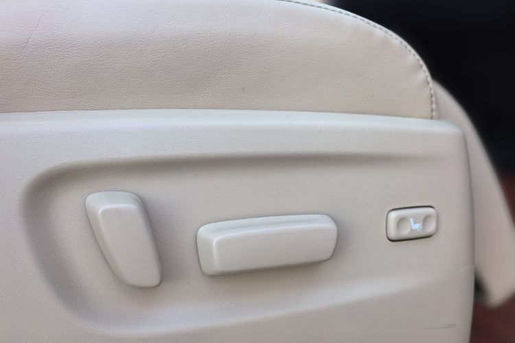 丰田 威尔法 2021款 皇冠 双擎 2.5L HV至尊版局部细节9005