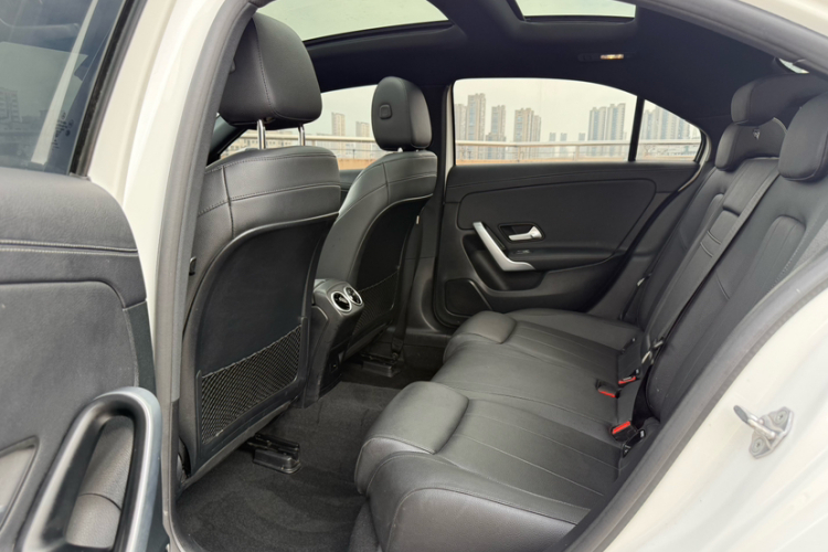 奔驰A级 2021款 A 180 L 运动轿车中控内饰7004