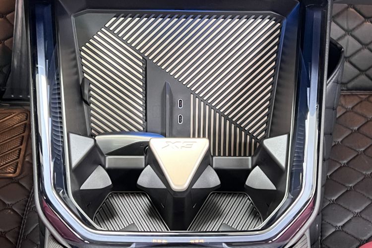 宝马X3 2025款 xDrive30L 领先型 M运动曜夜套装中控内饰7015