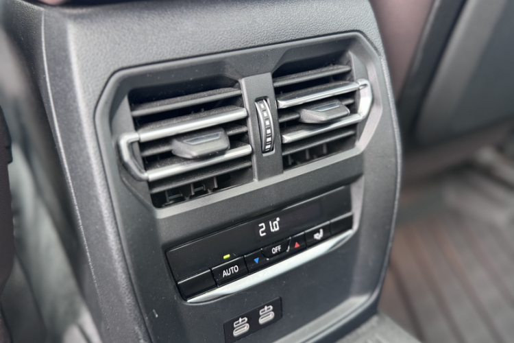 宝马3系 2021款 325i M运动曜夜套装局部细节9003