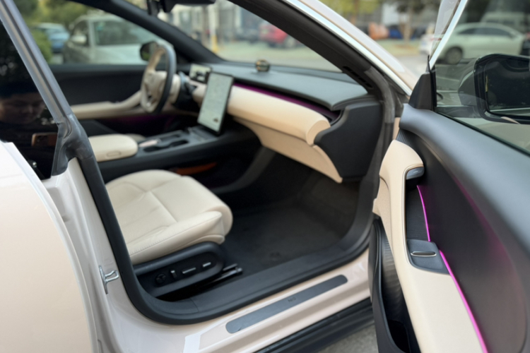 蔚来ET5 2022款 75kWh中控内饰7011