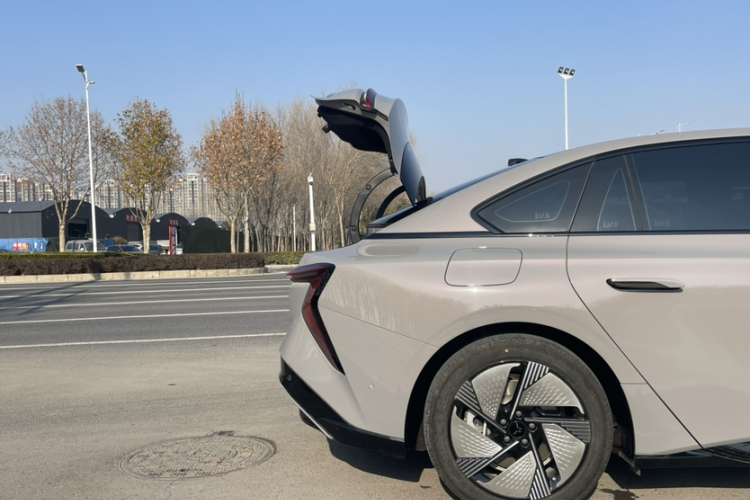 红旗EH7 2025款 640 四驱 智选版车身外观6007