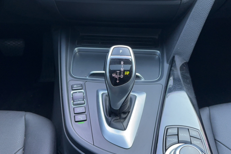 宝马3系 2017款 320Li M运动型中控内饰7005