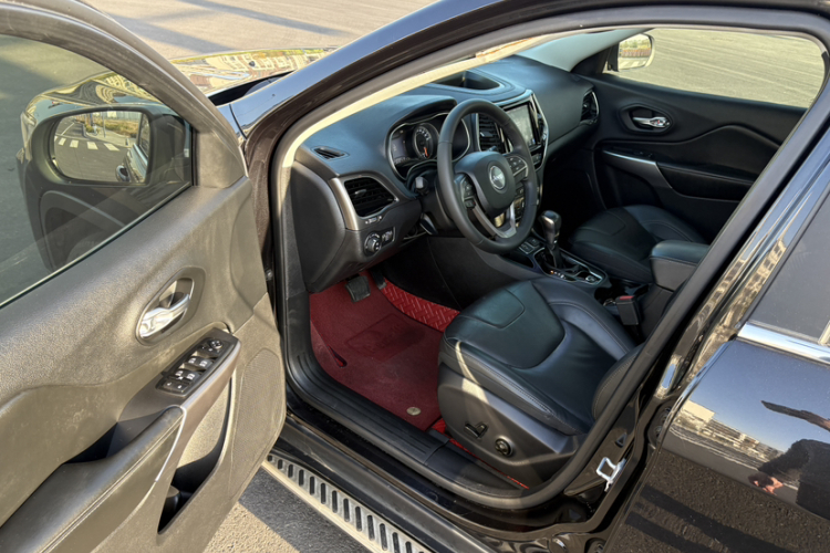 Jeep 自由光 2019款 2.0T 两驱智享版 国V中控内饰7003