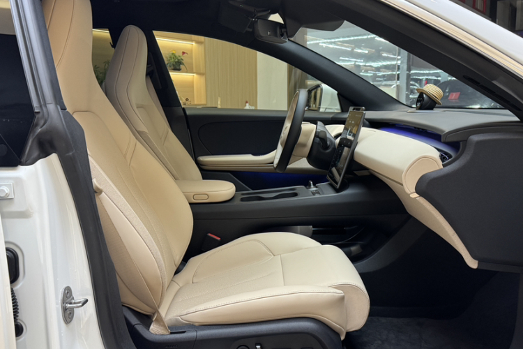 蔚来ET5 2022款 75kWh中控内饰7006