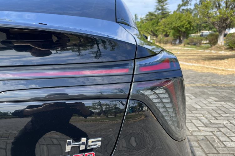 红旗H6 2023款 2.0T 致逸版车身外观6008