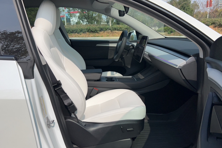 特斯拉 Model Y 2023款 后轮驱动版中控内饰7005