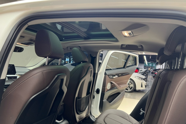 宝马X2 2023款 sDrive25i M运动曜夜版中控内饰7009