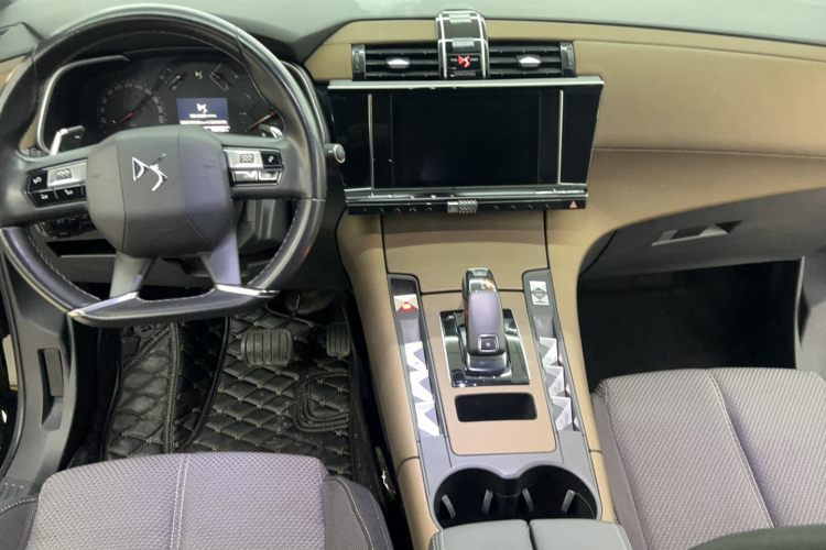 DS 7 2018款 35THP 巴士底广场版中控内饰7004