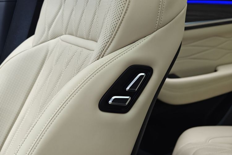 吉利汽车 星越L 2025款 东方曜 2.0TD 自动四驱望月版中控内饰7012