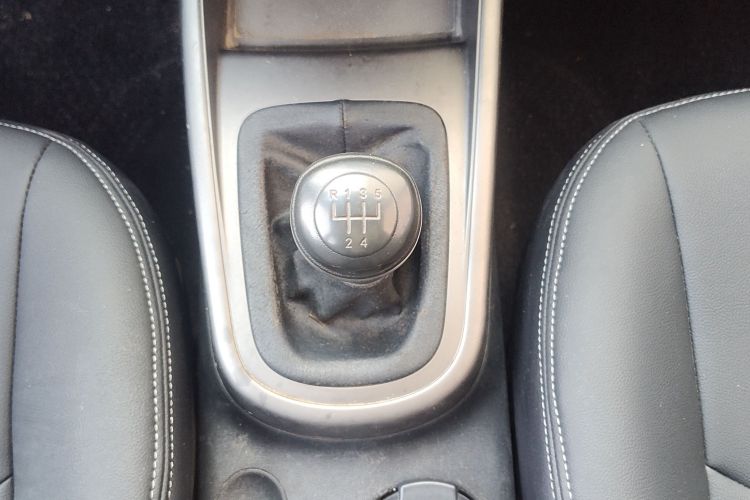 起亚 秀尔 2013款 1.6L MT GL中控内饰7005