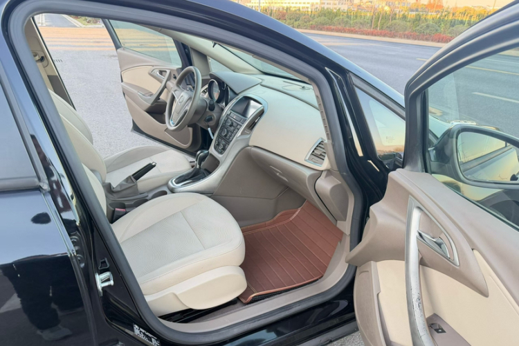 别克 英朗 2013款 GT 1.6L 自动时尚版中控内饰7003