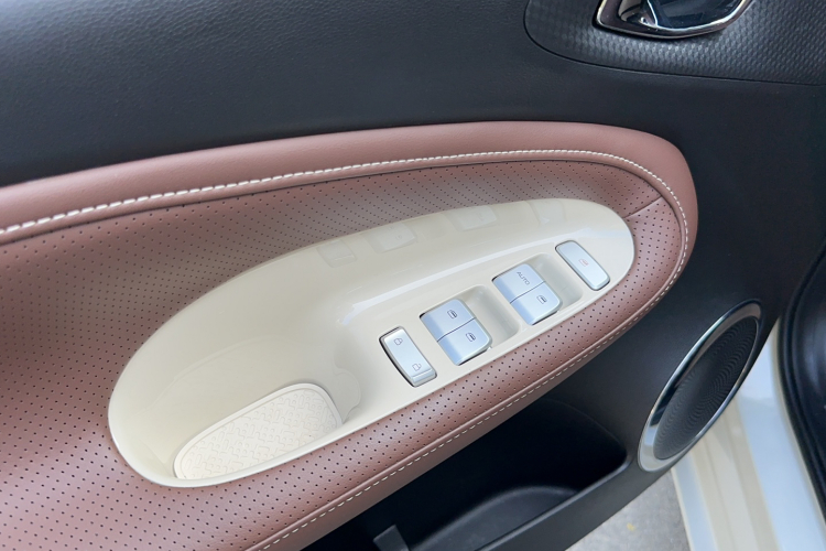 五菱汽车 五菱缤果 2023款 333km 灵犀互联+款中控内饰7005